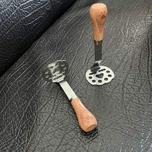 Écrase-pommes <span class=keywords><strong>de</strong></span> terre <span class=keywords><strong>de</strong></span> cuisine en acier inoxydable <span class=keywords><strong>de</strong></span> qualité alimentaire, outil <span class=keywords><strong>de</strong></span> pâtisserie en forme <span class=keywords><strong>d</strong></span>'<span class=keywords><strong>ours</strong></span>, broyeur domestique avec manche en bois pour patates douces et ignames - Product Image 3