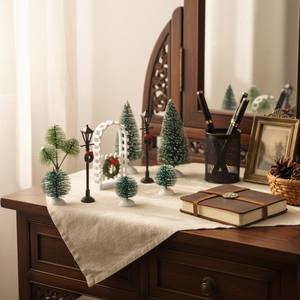 סט קישוטי כפר חג המולד עם תאורת לד, כולל דמויות, עץ שלג ותפאורה של עיירה חגיגית לקישוט שולחן - Product Image 4