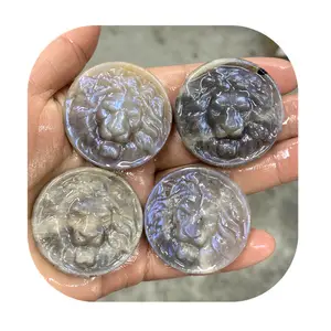 Produits spirituels 39mm pierres naturelles cristal artisanat forme ronde bleu flash pierre de lune sculpté cristal lions pour cadeau