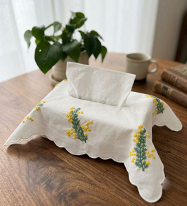 Boîte à mouchoirs rectangulaire en coton blanc 100% du Vietnam, broderie de jolies fleurs de mimosa, pour la décoration de la maison, de l'hôtel et de la voiture - Product Image 1