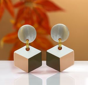 Boucles d'oreilles pendantes artisanales vietnamiennes en corne de buffle Minh Giang Craft, brillance naturelle, bijoux éthiques, cadeau - Product Image 1