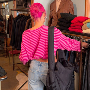 Camiseta Corta de Mujer a Rayas con Hombros Descubiertos, Manga Larga, Cuello Redondo, Ajuste Ceñido, Tejido Elástico, Estilo Casual Y2K, Moda Urbana - Product Image 4