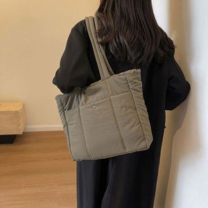 Sac fourre-tout matelassé léger et tendance de grande capacité pour femmes, idéal pour le transport – Vente en gros personnalisée - Product Image 6