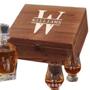 Caja de Whisky de Madera Williams 20x20x10cm, Juego de Almacenamiento Hecho a Mano con Tapa Abatible, Vasos y Decantador - Product Image 4