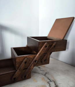 Boîte de présentation en bois personnalisée, organisateur de bijoux pliant fait à la main, boîte de poker sur mesure en bois de noyer - Product Image 5