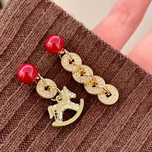 Boucles d'oreilles asymétriques en forme de pièce de monnaie cheval rouge, plaquées or, breloques de luxe pour femme, pendentifs raffinés pour usage quotidien, sertissage clos - Product Image 2