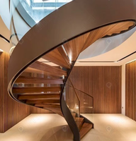 Escalier intérieur courbé en bois poli sur mesure Prima Home Focal Point Designer pour grand hall d'entrée