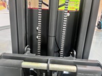 Gerbeur semi-électrique de 1,5 tonne | Hauteur de levage de 3m | Batterie au plomb | Design compact | Parfait pour les entrepôts et les usines