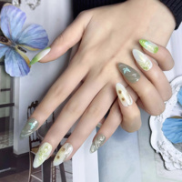 Faux ongles à presser effet dégradé vert matcha, papillons 3D et feuille d'or, motifs peints à la main, fournitures pour ongles en gros pour supermarchés