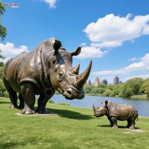 Decorazione pubblica su misura all'aperto del parco della città grande scultura animale di bronzo moderna della fusione a grandezza naturale del rinoceronte e dei cuccioli statua di bronzo - Product Image 1