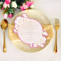 Invitaciones de Boda Personalizadas con Forma Floral y Borde Rosa, Menús de Boda con Impresión Floral