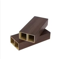 Cloisons de séparation en tubes de bois composite modernes pour intérieur, tubes carrés en WPC pour escalier, salle de bain, entrepôt, pergola