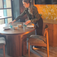 Table transformable ovale fabriquée en bois massif de qualité supérieure, s'étend sans effort pour accueillir jusqu'à 12 invités avec bancs et buffet.