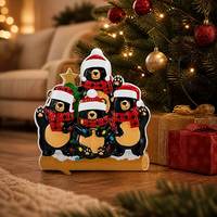 Figurinha de Natal em Resina Família de Urso Preto com Chapéu de Papai Noel, Cachecol Xadrez, Luzes e Base de Madeira, Estilo Moderno de Alta Qualidade para Pendurar