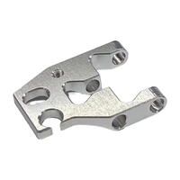 Support de serrage à double fourche en aluminium usiné CNC 5 axes sur mesure, finition brute, avec trous rainurés et filetés, pour pince robotisée, usinage par électroérosion à fil