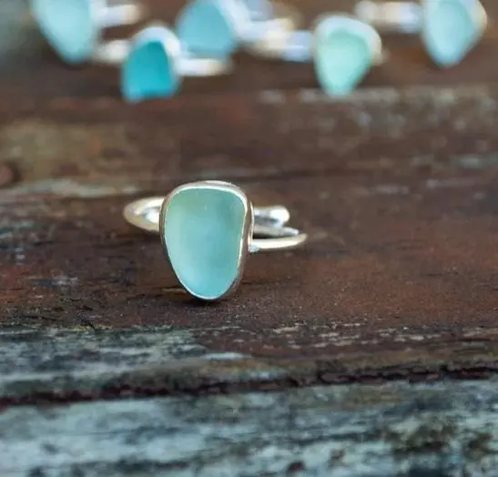 Zoete En Eenvoudige Blauwe Zee Glazen Ring Met Een Gehamerde Kralen Sterling Zilveren Band Sierlijk Iets Blauwe Zeemeermin Scheuren