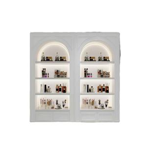 رفوف عرض مستحضرات تجميل ذهبية بتصميم عصري مع خزانة للمتاجر، حامل عرض لمستحضرات التجميل بمقاس وشعار قابلين للتخصيص - Product Image 1