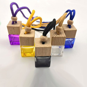 Coloré 8ml petit carré verre voiture diffuseur de parfum bouteille suspendu chaîne pendentif en forme de bouteille de parfum accessoire de voiture - Product Image 5