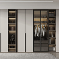 Armoire en verre style crème avec garniture dorée, grande capacité, pour suspendre les vêtements
