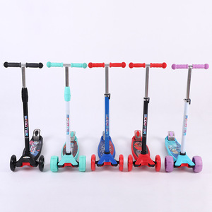 Trottinette à quatre roues pour enfants, réglable en hauteur, pliable, pour enfants de 3 à 14 ans - Product Image 1