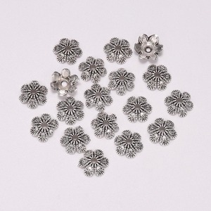Cuentas espaciadoras de flor de seis pétalos en plata antigua para la fabricación de collares, paquete de 50 piezas. - Product Image 1