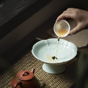 Plat à fruits en céramique de style chinois sur pied haut, motif nuage porte-bonheur, accessoire de cérémonie du thé en porcelaine pour le thé de l'après-midi - Product Image 1
