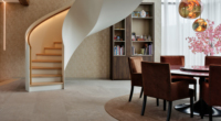 Escalier en colimaçon de luxe personnalisé avec marches en chêne et éclairage LED à capteur