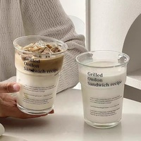 Verres à café imprimés de gobelet en verre de lait transparent à haute teneur en borosilicate de lettre Offre Spéciale