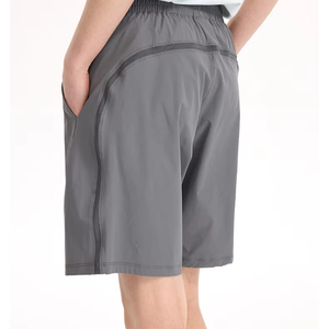 กางเกงขาสั้น UPF100 Plus ย้อมสีเส้นด้าย แห้งเร็ว สั่งผลิตจำนวนน้อยได้ กางเกงกีฬาลำลอง 5 นิ้ว สำหรับผู้ชายและผู้หญิง - Product Image 1