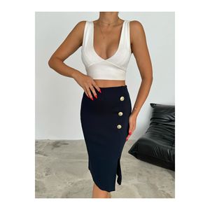 Jupe noire côtelée pour femme avec fente latérale et boutons dorés, longueur midi, pour un usage quotidien - Product Image 2