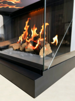 Cheminée Holographique à Insertion Verticale avec Verre AR à Haute Transmittance et Bûches en Résine pour Hôtels et Villas