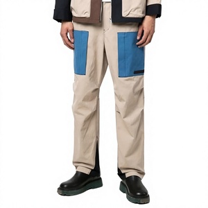 Pantalon cargo beige pour homme avec poches bleues, taille élastique, style workwear, en toile de polyester et coton, respirant, poids moyen - Product Image 1