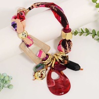 Ensemble collier et foulard en soie imprimée style bohème, avec pendentif simple en résine – Tendance haut de gamme, exquis, pour femme, idéal pour les soirées
