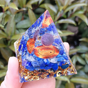 Pyramide en résine époxy Kogiya avec gravure interne Tai Chi Lapis Lazuli, décoration d'intérieur, ornement de bureau - Product Image 4