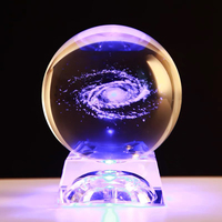 Boule de cristal gravée au laser faite à la main avec un design du système solaire en 3D, base LED colorée, boîte cadeau