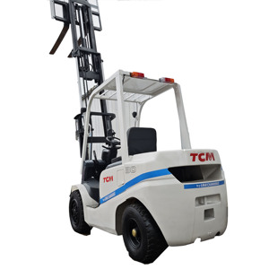 Chariot élévateur diesel TCM 30 d'occasion, 3 tonnes, mât à trois étages, pneus pleins, moteur Isuzu avec déplaceur latéral hydraulique - Product Image 1