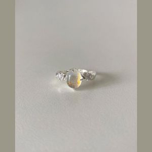 Anillo de Plata de Ley S925 Versión Coreana para Mujer, Línea Irregular, Ópalo Ovalado, Piedra Lunar, Diseño de Lujo con Platino como Material Principal - Product Image 1