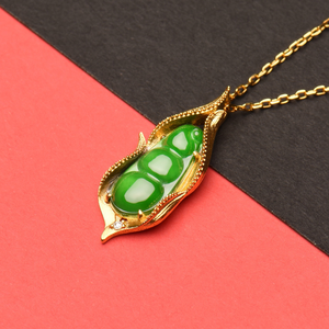 Colgante de esmeralda natural (feicui) de jade de color hielo grabado para mujer, que simboliza la riqueza y la buena fortuna, adecuado para todas las estaciones. - Product Image 2