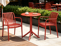 Ensemble de bistro élégant et moderne avec chaises en plastique et table, résistant à la rouille, pour terrasse, patio et magasin