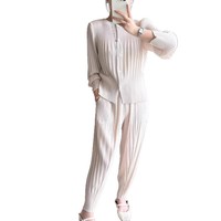 Ensemble plissé Miyake Printemps à plis écailles de poisson : Cardigan et pantalon sarouel au-dessus du genou, deux pièces à motif uni, sensation haut de gamme premium