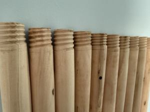 <span class=keywords><strong>GuiKe</strong></span> - Escoba de Madera Portátil y Duradera de 1.5 m de Largo con Cabezal de PP y Cerdas de Nailon para Limpieza en Exteriores - Product Image 1