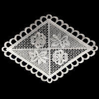 Accessoires de décoration : garnitures, nappes, tapis de table, coussins de canapé, sets de table brodés en dentelle, dessous de verre, articles en tissu d'art, décorations de cuisine, nappes de table
