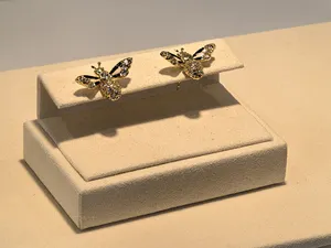 Model baru tampilan perhiasan krem dapat dilepas set microfiber cincin kalung anting-anting tampilan alat peraga untuk etalase toko perhiasan