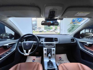 <span class=keywords><strong>Voiture</strong></span> d'<span class=keywords><strong>occasion</strong></span> 2017 pour <span class=keywords><strong>S60</strong></span> L 2.0T Turbo T5 Smart Drive Edition, conduite à gauche, intérieur foncé, sièges en cuir, pneus R17, automatique - Product Image 4