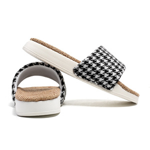 Pantoufles respirantes résistantes aux odeurs pour couples, pantoufles d'intérieur antidérapantes en EVA, en coton et lin à carreaux, tongs décontractées pour femmes et adultes - Product Image 5