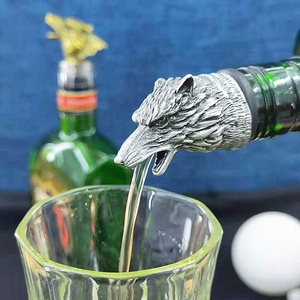 Unique En Gros meilleure qualité Souvenir Cadeaux Animal Loup Tête Whisky Bouteille Rouge Vin Aérateur Verseur Pour Bar Maison - Product Image 3