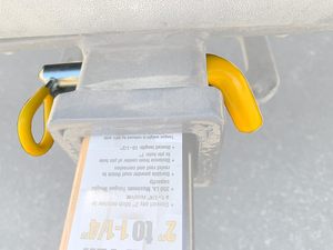 Goupille et clip de remorque jaunes avec revêtement en caoutchouc - Product Image 2