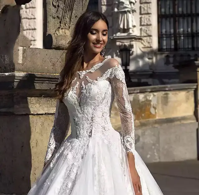 Tulle फीता लंबी आस्तीन यूरोपीय और अमेरिकी शादी की पोशाक झोंके गेंद गाउन