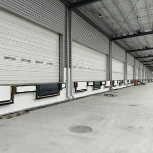 Porte sectionnelle industrielle coupe-vent et imperméable pour quai de chargement et entrepôt - Product Image 1