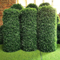 Clôture décorative artificielle de haute qualité en fausses aiguilles de pin vertes pour cour, jardin et intimité extérieure